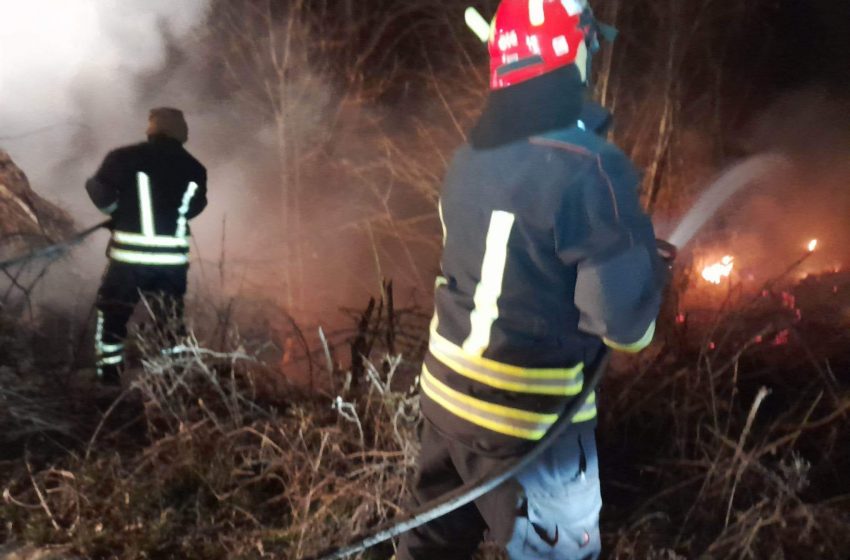  Пожарникарите вечерва гаснеа оган на браната Водоча