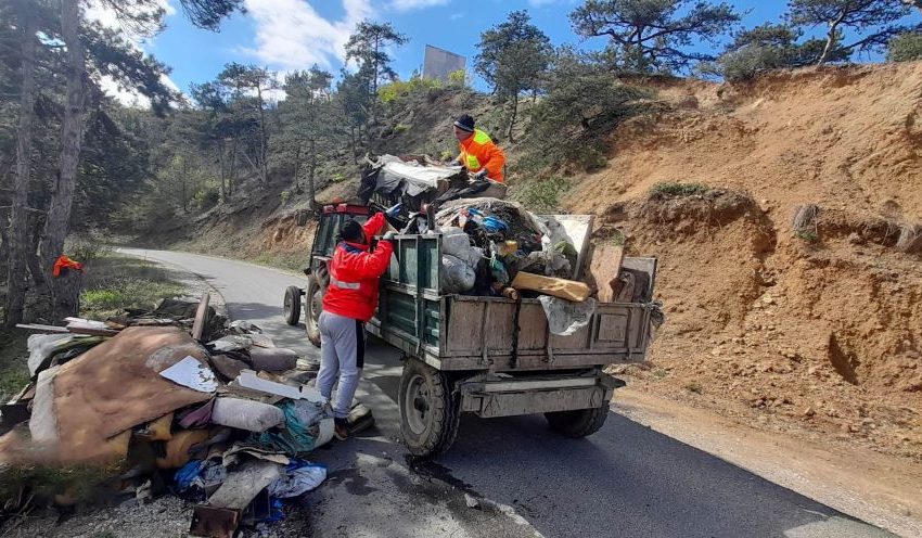  „Комуналец“ исчисти дива депонија на патот кон Цареви Кули, создадена по акцијата „Чисти ридови за сите“