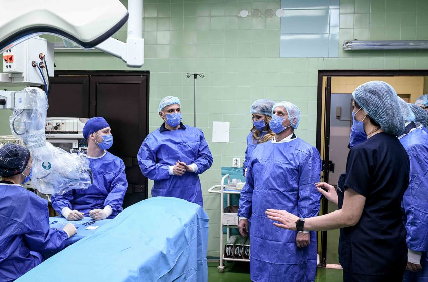  Фондацијата „Заев-едно општество за сите“ донираше хируршки микроскоп на Клиниката за пластична и реконструктивна хирургија