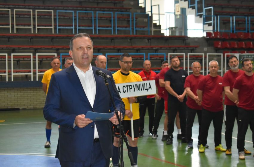  Министерот Спасовски го отвори Меморијалниот фудбалски турнир во Радовиш во чест на загинатите херои Ерол Готак, Сашко Соколов и Коце Крстев