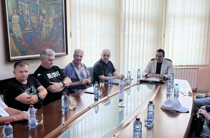  Десеттина поранешни фудбалери на ФК „Партизан“ од Белград во посета на градоначалникот Костадинов