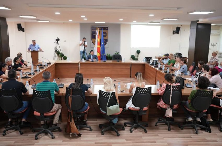  Градоначалникот Костадин Костадинов денеска одржа средба со претставниците на Здруженијата на граѓани и Фондации чии проектни иницијативи добија финансиска поддршка од буџетот на општина Струмица