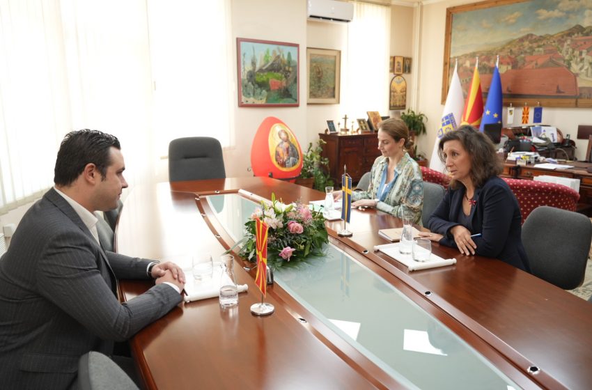  Градоначалникот Костадинов оствари средба со амбасадорката на Кралството Шведска, Ами Ларсон Јаин и вицеамбасадорката Биби Грамсон