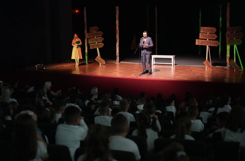  Градоначалникот Костадинов им го честиташе почнувањето на образованието на првачињата