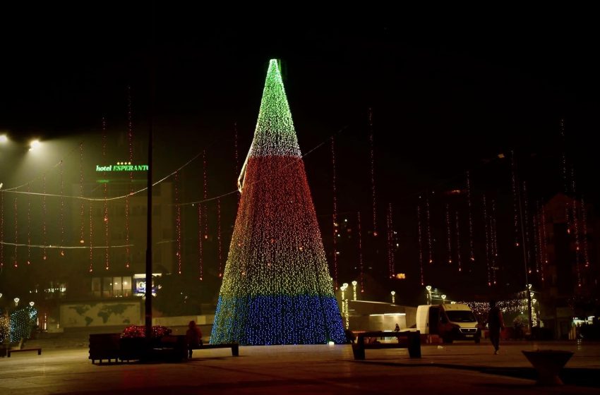  Костадинов: Најголемата елка во државата е поставена на Градскиот плоштад