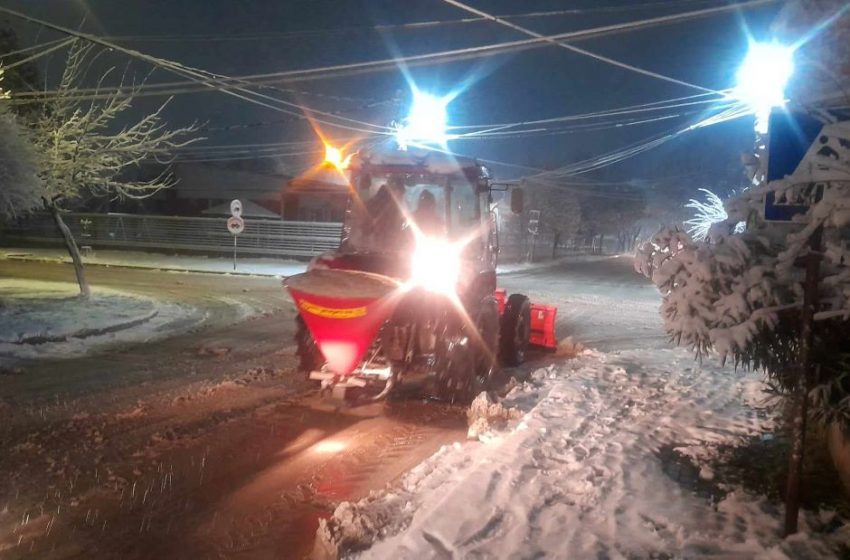  „Комуналец“ континуирано го отстранува снегот низ улиците и патиштата