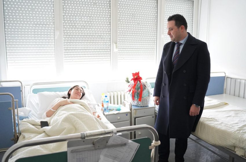  Градоначалникот Костадинов му врачи штедна книшка со 40 илјади денари на првороденото бебе