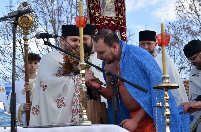  Фото: Водици во Струмица, светиот крст го фати Љубе Шопов