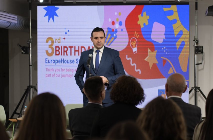  Градоначалникот Костадинов заедно со евроамбасадорот Гир присуствуваа на третиот роденден на „Europe house“ во Струмица