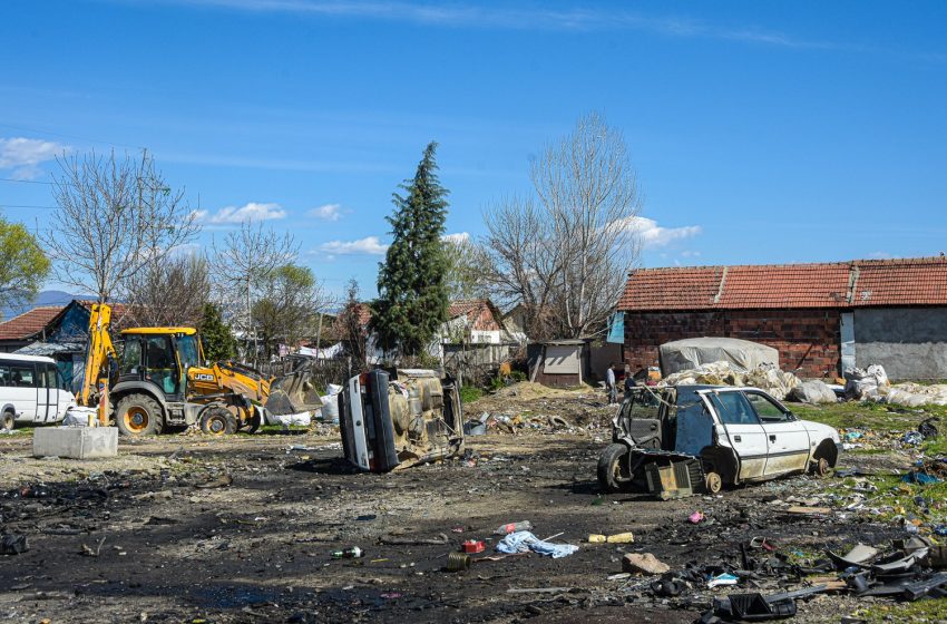  „Комуналец“ ја чисти дивата депонија на улица „Антон Панов“