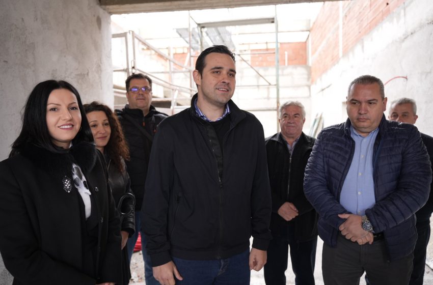  Градоначалникот Костадинов на увид на градежните работи на Домот на културата во Куклиш
