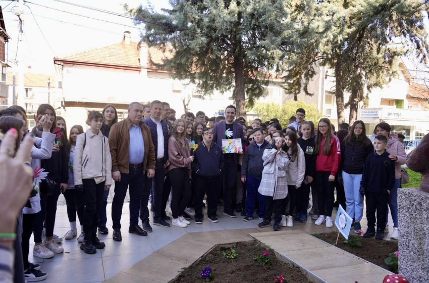  Костадинов заедно со ученици од „Видое Подгорец“ и членови на „Порака“ засадија цвеќе