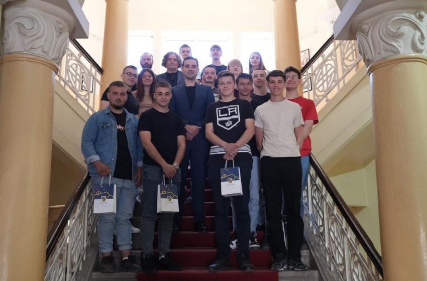  Ученици од Франција на практична работа во Струмица, ги прими градоначалникот Костадинов