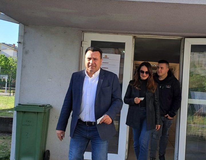  Поранешниот премиер Зоран Заев со семејството го оствари правото на глас