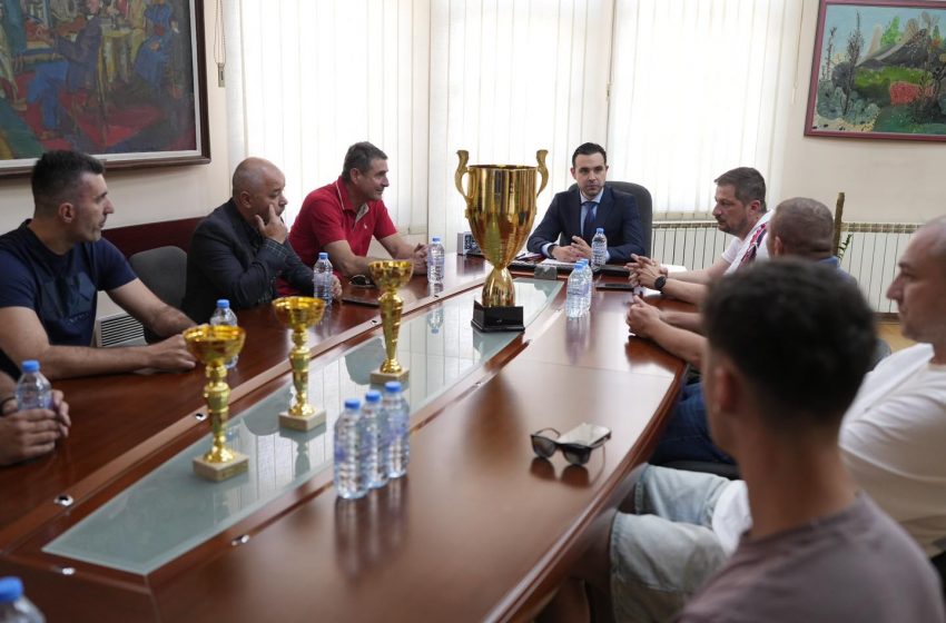  Градоначалникот Костадинов ги прими шампионите-одбојкарите на Струмица 47&72
