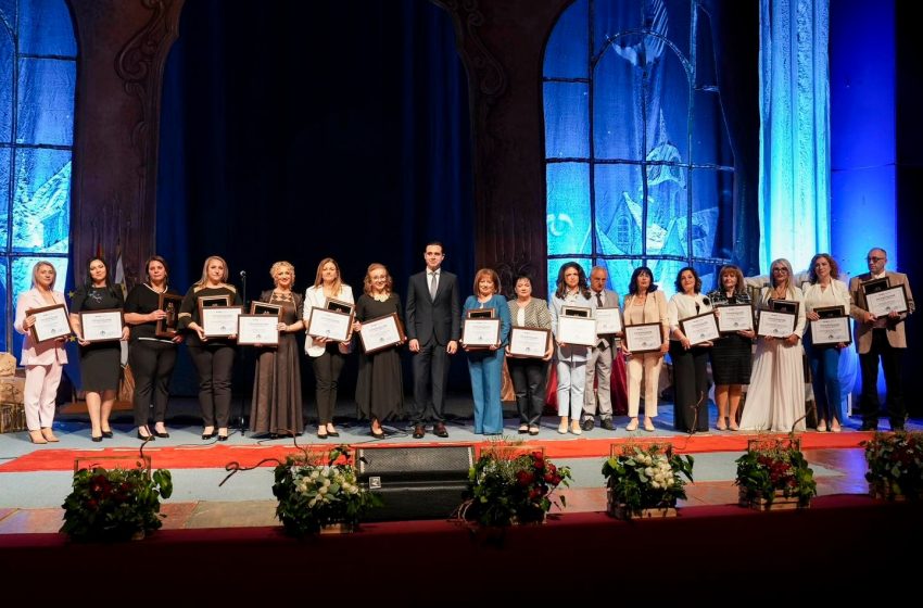  Градоначалникот Костадинов им ги додели наградите и признанијата на просветни работници по повод 24 Мај