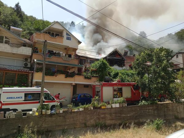 Две лица повредени во пожар во три куќи на „Крушевска Република“ во Струмица