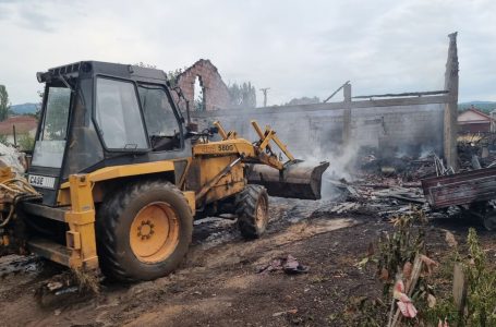 Видео и фото:Во големиот пожар во Ново Село изгореа три плевни и две куќи