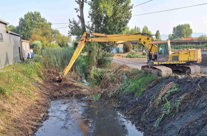  Општината го чисти коритото на реката Водочница