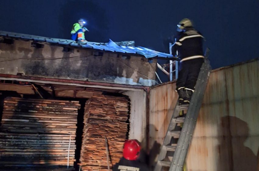  Пожарникарите синоќа гаснеле запален погон за производство на столови