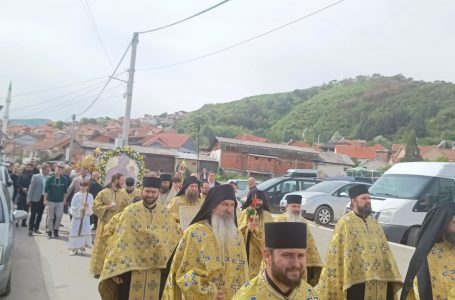 Фото: Свечена литија со иконата на Богородица Брзопослушничка