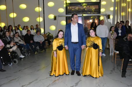 Градоначалникот Јанков присуствуваше на модната ревија „Убави сме, свои сме“ во организација на „Вера“