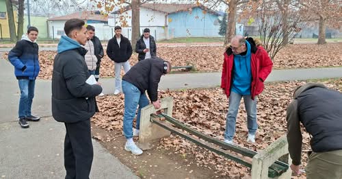 Учениците од „Никола Карев“ ќе ги санираат оштетените 190 клупи за седење во Градскиот парк
