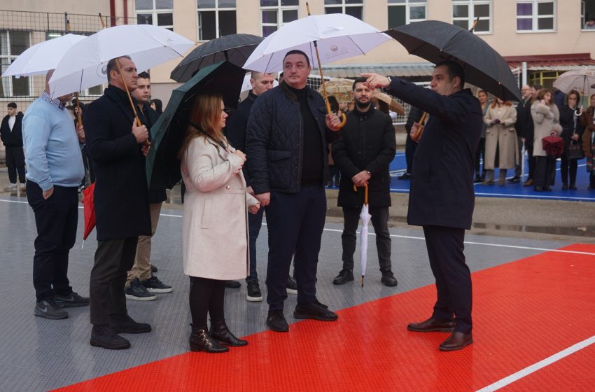 Учениците од СОУ „Јане Сандански“ добија нов спортски комплекс од отворен тип за кошарка, фудбал и одбојка