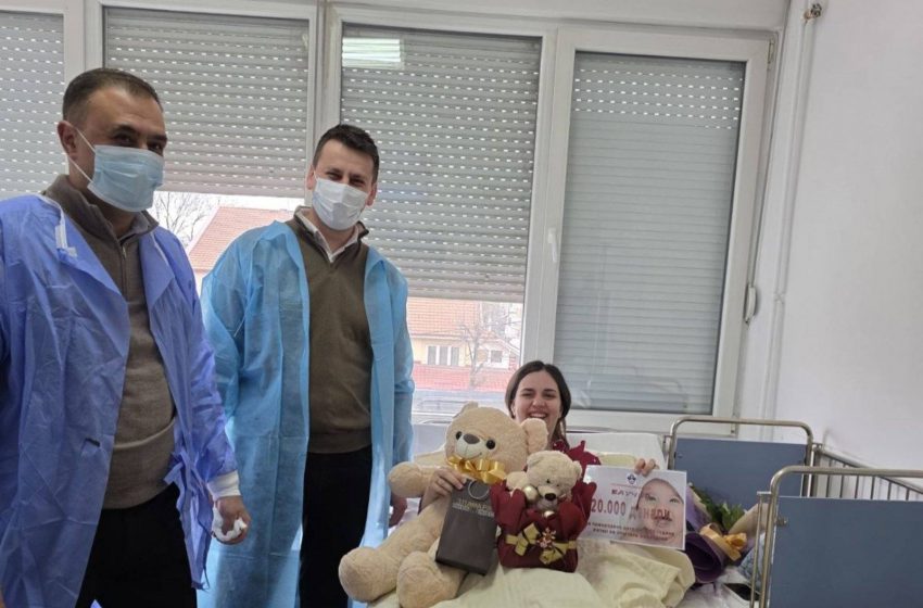 Градоначалникот Камчев го посети првороденото бебе во Општина Валандово