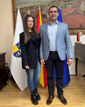 Тина Русева гостинка во кабинетот на градоначалникот Јанков