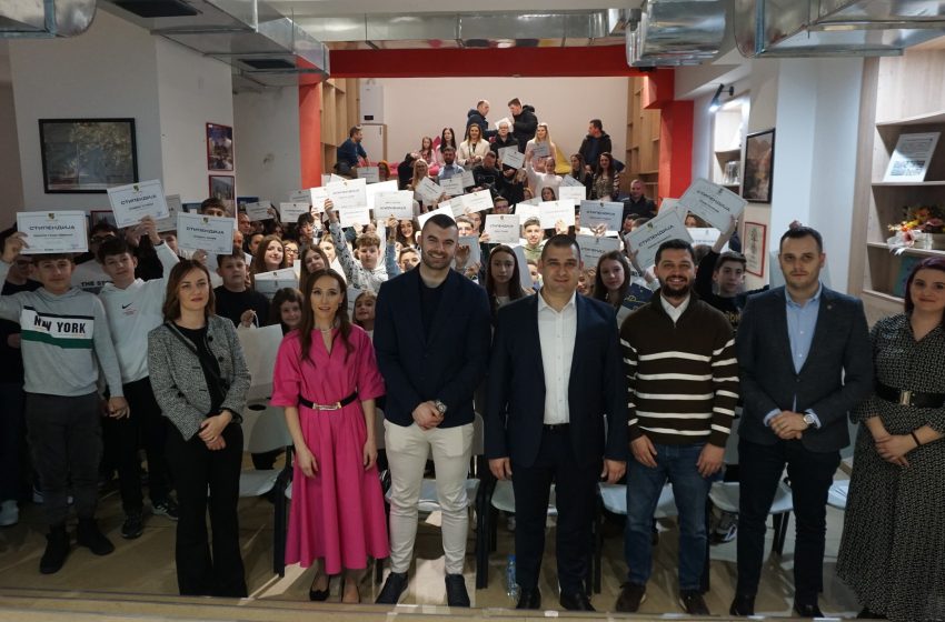 Градоначалникот Јанков им ги додели стипендиите на најдобрите ученици од основните и средните училишта