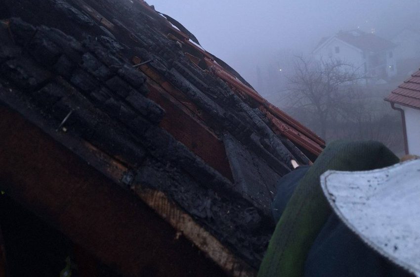 Струмичките пожарникари гаснеа пожар на запален покрив од куќа во село Смоларе