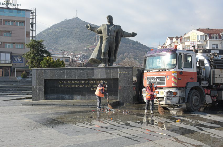 „Комуналец“ го исчисти споменикот на Гоце Делчев и Градскиот плоштад пред утрешното одбележување на годишнината од раѓањето