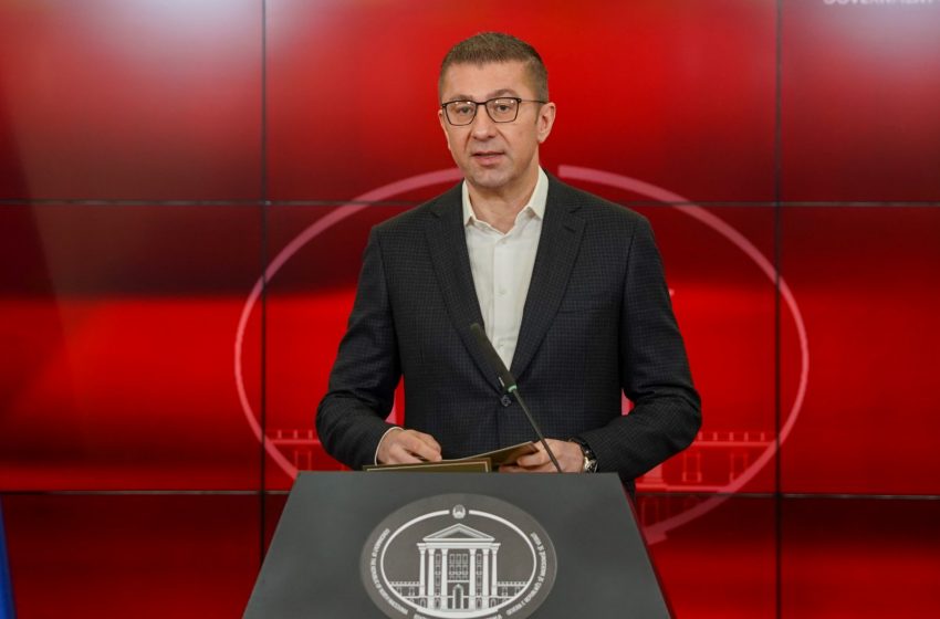 Мицкоски: Владата донесе одлука, се намалува данокот на ДДВ на бензините и нафтата од 18 на 10% за да се спречи енормен скок