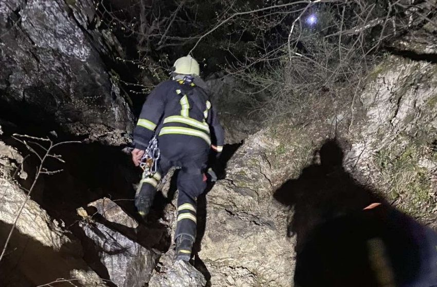 Пожарникарите извлекоа девојка падната во Црвен дол под Цареви кули