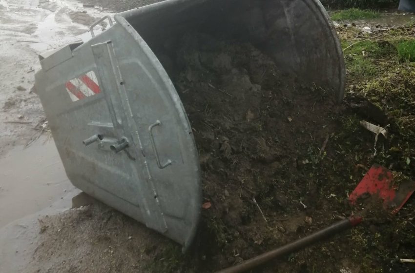 Во радовишко Ињево контејнер наместо со отпад наполнет со земја!