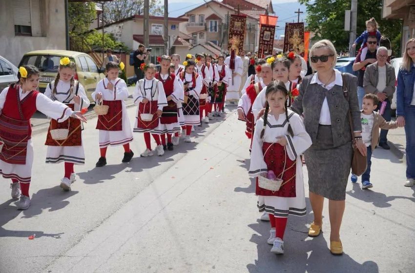 „Фолколрна низа“ во низа ги реди настапите