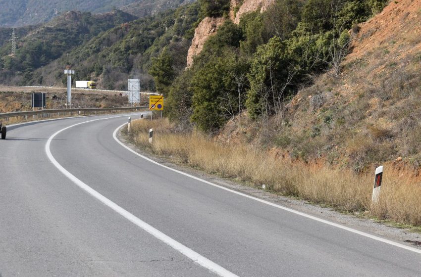 Заради превртен камион сообраќајот на патот Струмица-Валандово се одвива наизменично
