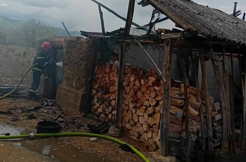 Пожарникарите гаснеа запален помошен објект во Ангелци
