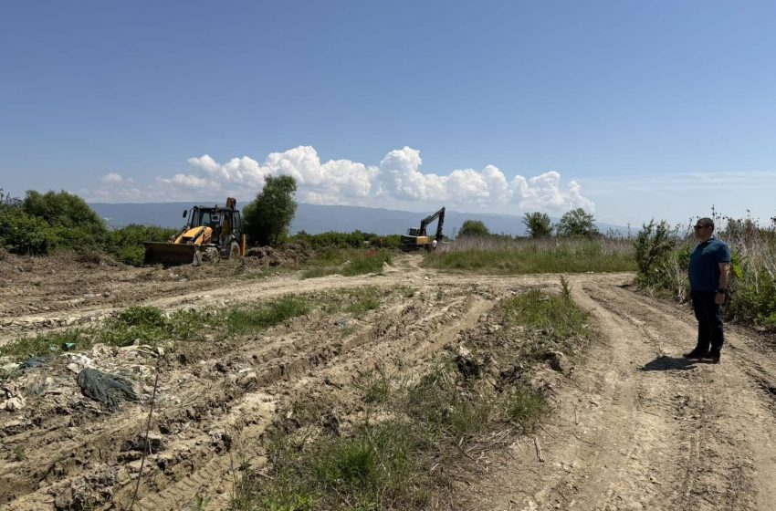 Општина Струмица денеска ги тампонираше полските патишта во село Куклиш